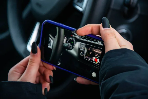 Eldeki telefon arabanın içini boşaltıyor.