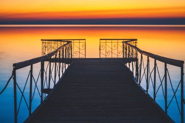 Göl sonbahar gündoğumu