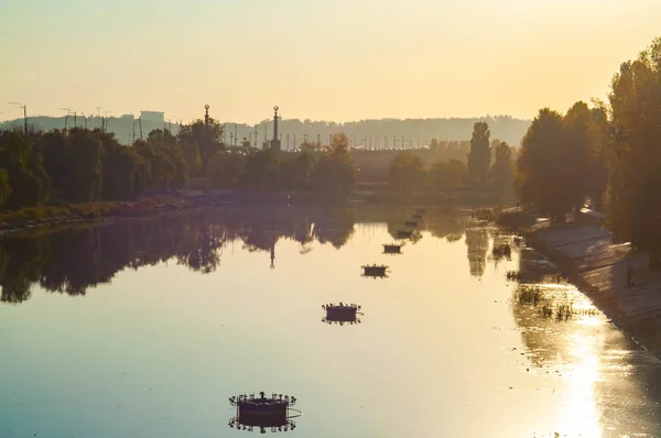 Sonbahar nehri ve köprüsü