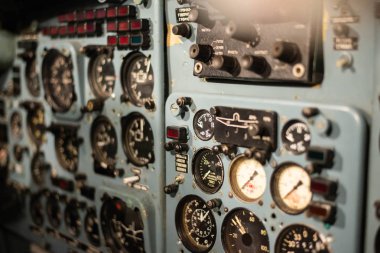Enstrümanlı bir uçakta kokpit
