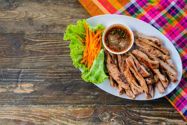 Grillad Fläskfilé Vit Skål Med Grönsaker Och Dipsås Ett Träbord — Stockfoto