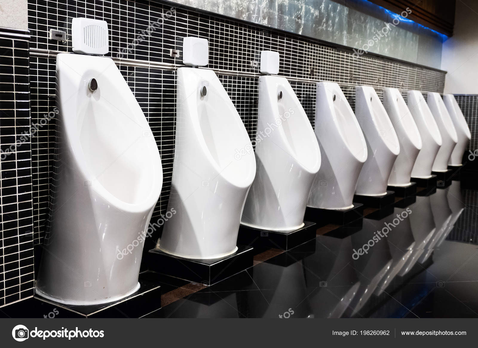 Urinoir Blanc Dans Les Toilettes Publiques Hommes Avec Carrelage Mural  image libre de droit par subinpumsom © #198260962