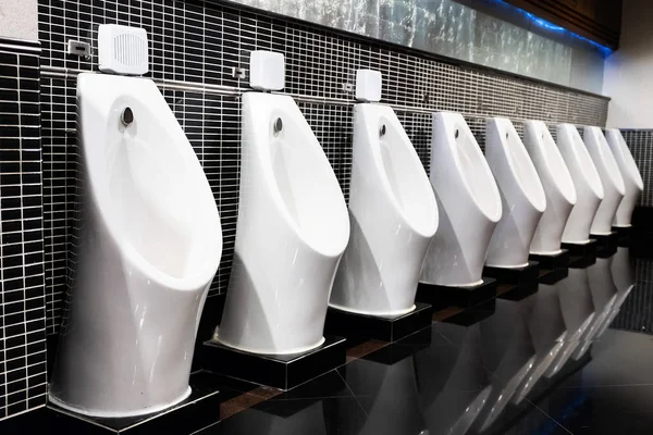 Urinario Blanco Hombres Baño Público Con Azulejo Pared Negro —  Fotos de Stock