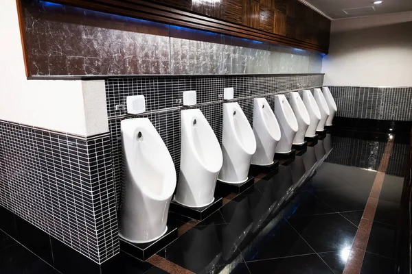 Urinario Blanco Hombres Baño Público Con Azulejo Pared Negro —  Fotos de Stock