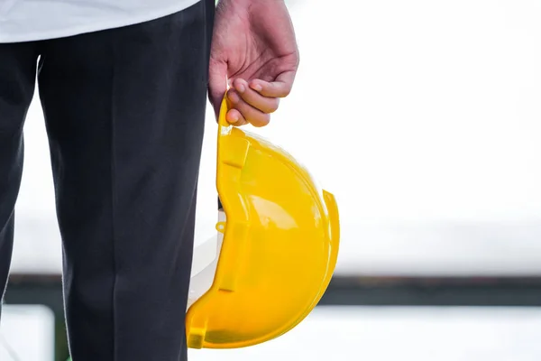 Mann Mit Gelbem Helm Aus Nächster Nähe — Stockfoto