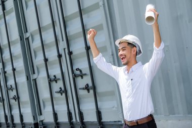 Enerji dolu. Ellerini yükselen ve mutluluk evincing gülümseyen hoş duygusal yakışıklı mimar