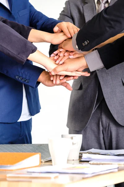 Grupo Personas Negocios Que Reúnen Estrechando Mano Concepto Reunión Aire — Foto de Stock