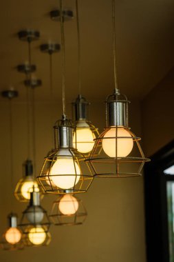 Eski ampulleri ve bokeh açık arka planı kapat.