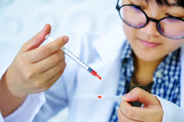 Медицинское Оборудование Blood Test Pipette Добавляет Жидкость Одну Нескольких Пробных — стоковое фото