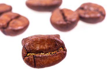 Kahverengi kahve çekirdekleri beyaz arka planda izole