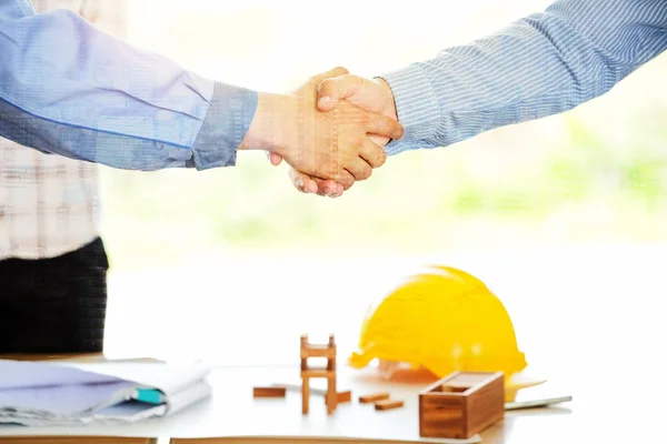 Geschäft Mit Ingenieuren Beim Händeschütteln Abschluss Eines Geschäftskonzepts Handschlag — Stockfoto