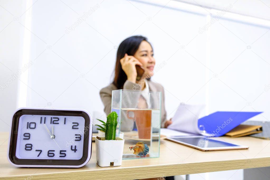 alarm clock tells the time that business women are calling to eat with friends.