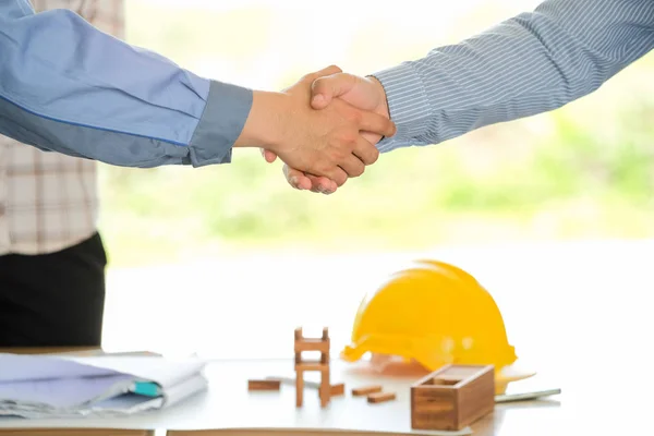Geschäft Mit Ingenieuren Beim Händeschütteln Abschluss Eines Geschäftskonzepts Handschlag — Stockfoto
