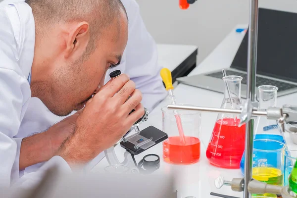 Investigador Científico Masculino Haciendo Experimentos Laboratorio Para Desarrollo — Foto de Stock