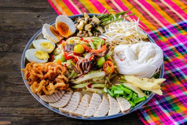 Somtam tad. Papaya salatası Tayland popüler bir tepsi olduğunu.