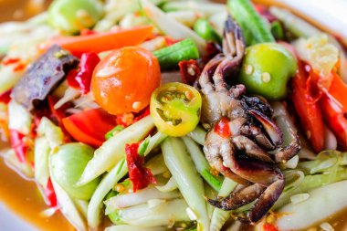 Ahşap masa (Tay gıda üzerinde tuzlu yengeç ile som Tam (baharatlı Papaya salatası))