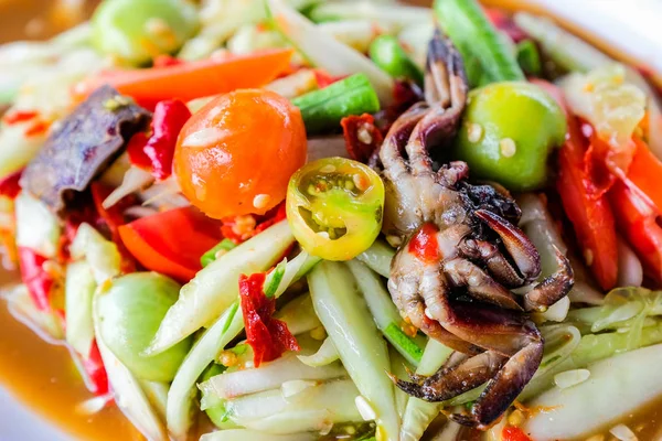 Som Tam Ensalada Papaya Picante Con Cangrejo Salado Sobre Mesa — Foto de Stock