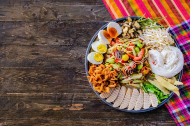 Somtam tad. Papaya salatası Tayland popüler bir tepsi olduğunu.
