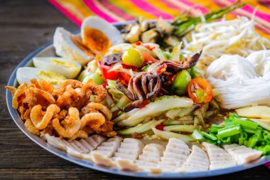 Somtam tad. Papaya salatası Tayland popüler bir tepsi olduğunu.