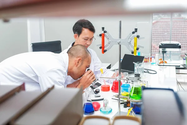 Científico Masculino Pie Con Techer Trabajador Laboratorio Haciendo Investigación Médica — Foto de Stock