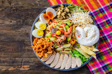 Somtam tad. Papaya salatası Tayland popüler bir tepsi olduğunu.