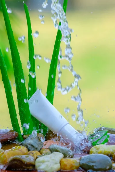 Tubo Crema Blanca Aloe Vera Sobre Rocas Con Salpicaduras Agua — Foto de Stock