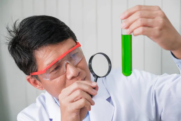Bioquímico Trabajo Hombre Seguro Gafas Protectoras Que Sostienen Vidrio Laboratorio — Foto de Stock