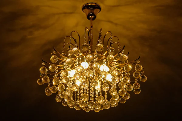 Lustre Blanc Chaud Lampe Avec Plafond Dans Hall — Photo