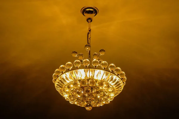 Lampadario Lampada Bianca Calda Con Soffitto Nella Hall — Foto Stock