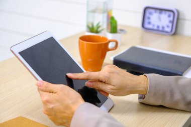 Evde dijital tablet kullanan kadın