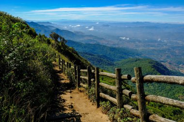 Ahşap çit ve doğal yollar Doi Inthanon Chiangmai Tayland