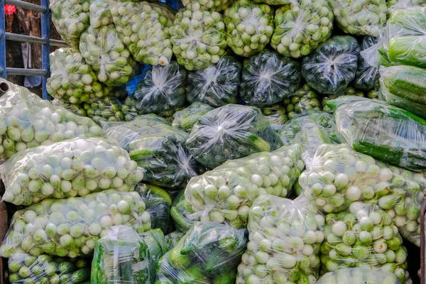 Berenjena Una Bolsa Pepino Una Bolsa Plástico Para Transporte Mercado —  Fotos de Stock