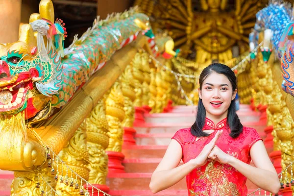 Portre Çinli kadın kırmızı elbise geleneksel cheongsam Çin tapınakta.