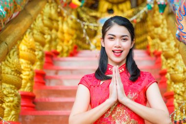 Kırmızı elbise Çin tarzı el-Merhaba kadın giyim.