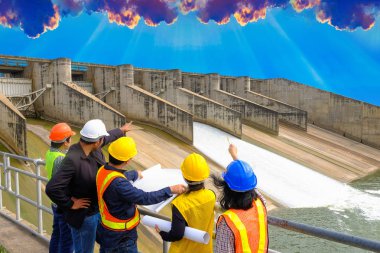 Mühendisleri baraj güneş enerjili su güç için kontrol ediyor.