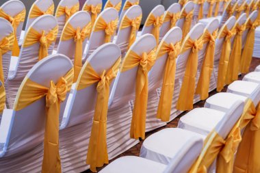 Sarı ve altın düğün sandalye arkası