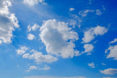 güzel mavi gökyüzü arka plan üzerinde kabarık bulut