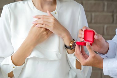 Sevgililer günü adam alyans için kız.