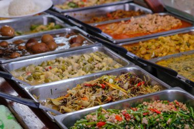 Tay gıda Tay tarzında fast food'da yol kenarında üzerinde çeşitli