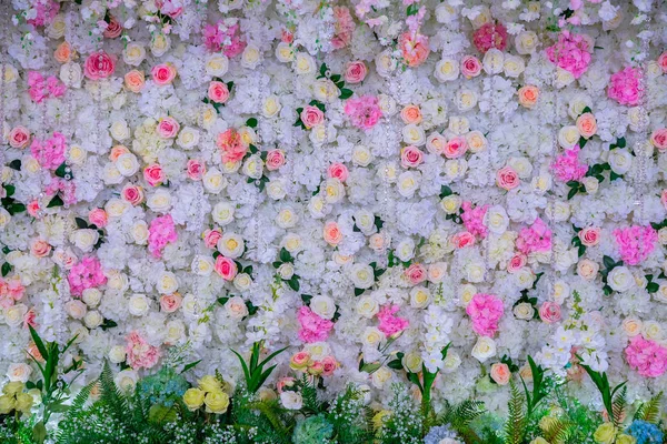 美丽的花朵背景为婚礼场面装饰 — 图库照片