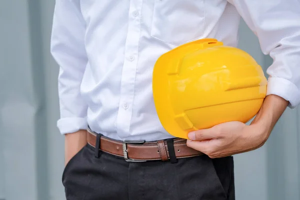 Mann mit gelbem Helm aus nächster Nähe — Stockfoto