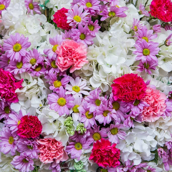 Mooie bloemen achtergrond voor bruiloft scène decoratie — Stockfoto