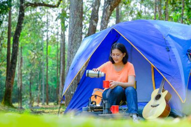 Asya seyahatleri, ormanda kamp çadırları Yayilim.