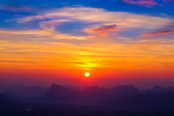 Cordillera al amanecer en Pha Nok Aen Phu Kradueng , — Foto de Stock