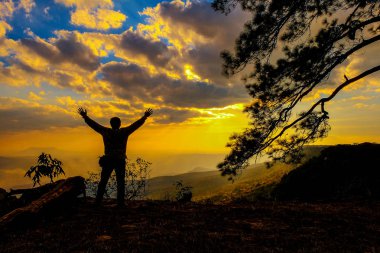 Sabah sırasında başarılı bir tepenin üzerinde bir siluet duran 