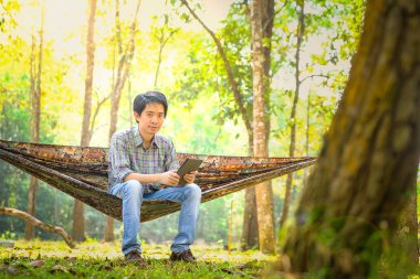 yürüyüş ve sonbahar ormanda hamakta rahatlatıcı seyahat adam