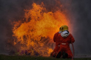Firefighter yangın söndürme operasyonu su kullanıyor