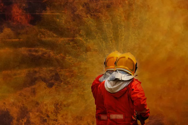 Bombero están utilizando agua en la operación de lucha contra incendios —  Fotos de Stock