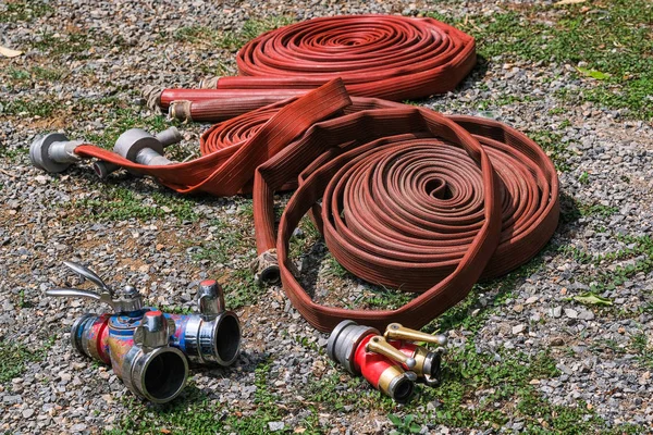 消防ホースコイル火災と救助訓練学校を定期的に取得します — ストック写真