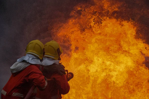 Hasič používá vodu v boji proti požárním operacím — Stock fotografie